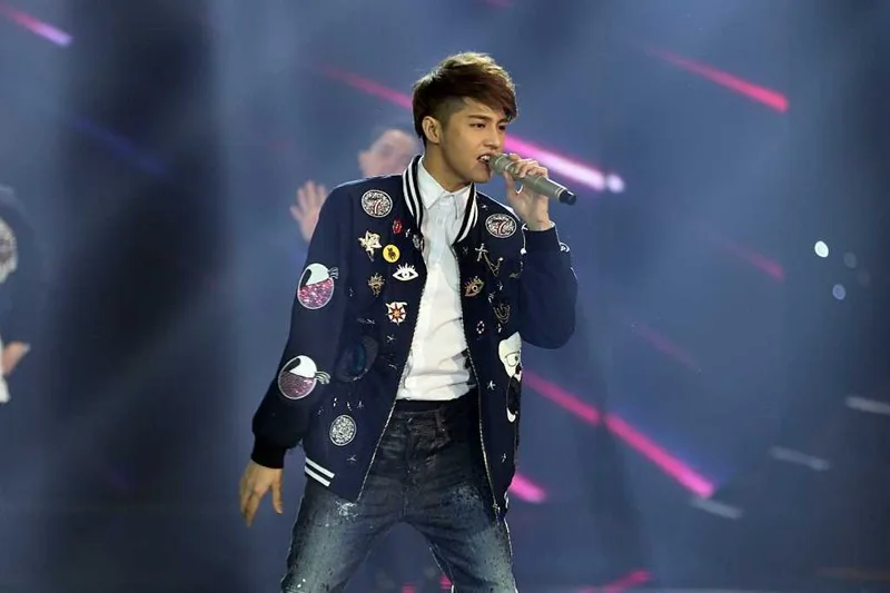 Vũ đạo rực lửa tại The Remix 2016 giúp nam ca sĩ bứt phá thành ngôi sao trình diễn.