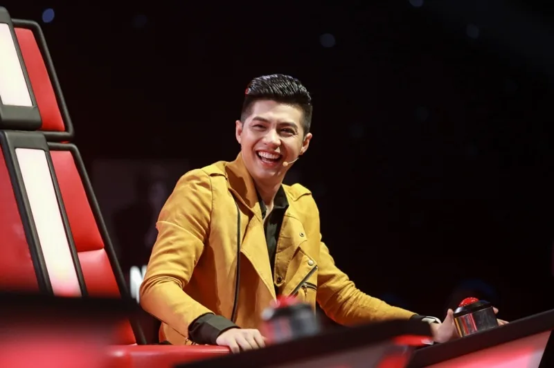 Phong thái trưởng thành, chuyên nghiệp của nam ca sĩ trên ghế nóng The Voice.