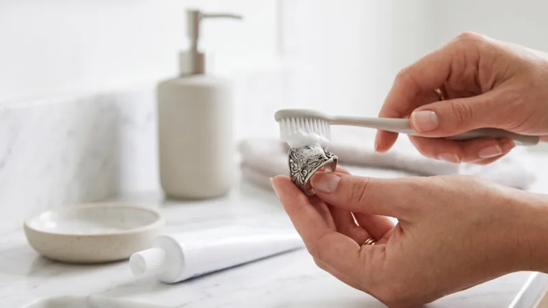 Kem đánh răng có thể làm dây bạc sáng tạm thời nhưng các hạt mài trong sản phẩm có nguy cơ tạo vết xước nhỏ trên bề mặt.