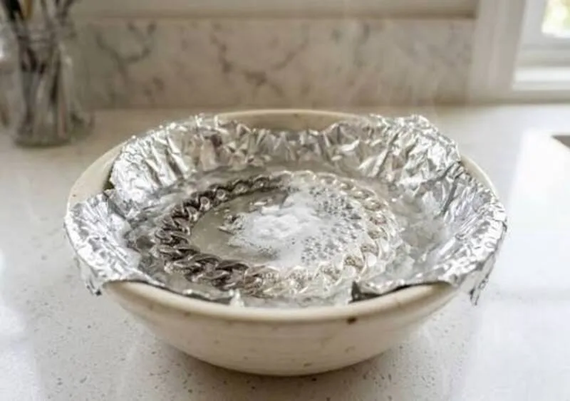 Dùng hóa chất mạnh, bàn chải cứng hoặc ngâm bạc quá lâu có thể khiến dây chuyền bị trầy xước, bong lớp mạ và yếu mối nối.