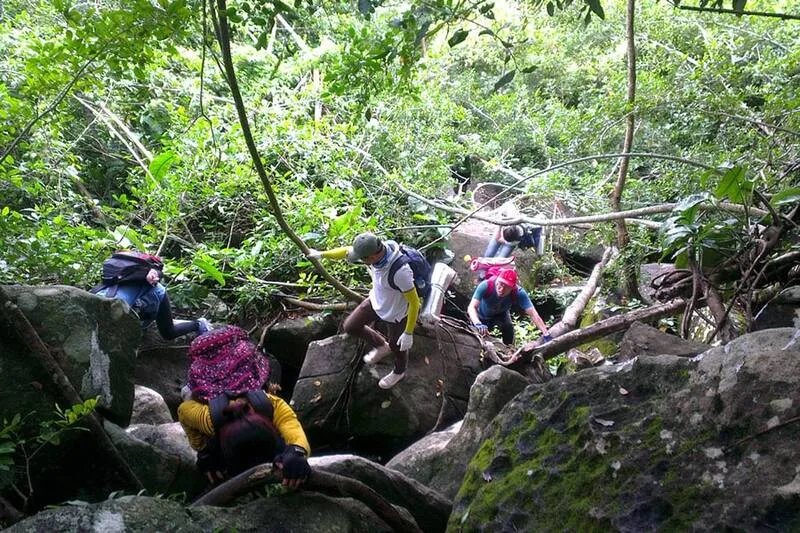 Trekking núi Bà Đen đòi hỏi thể lực tốt, giày có độ bám và sự tuân thủ nghiêm túc đối với tuyến đường được phép.