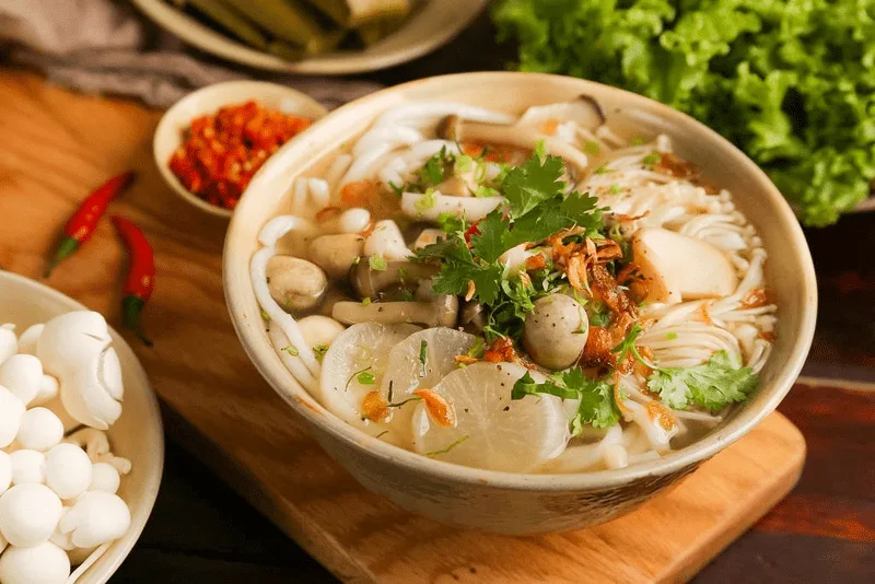 Bánh canh Trảng Bàng, bánh tráng phơi sương và muối tôm là những lựa chọn quen thuộc trong hành trình khám phá Tây Ninh.