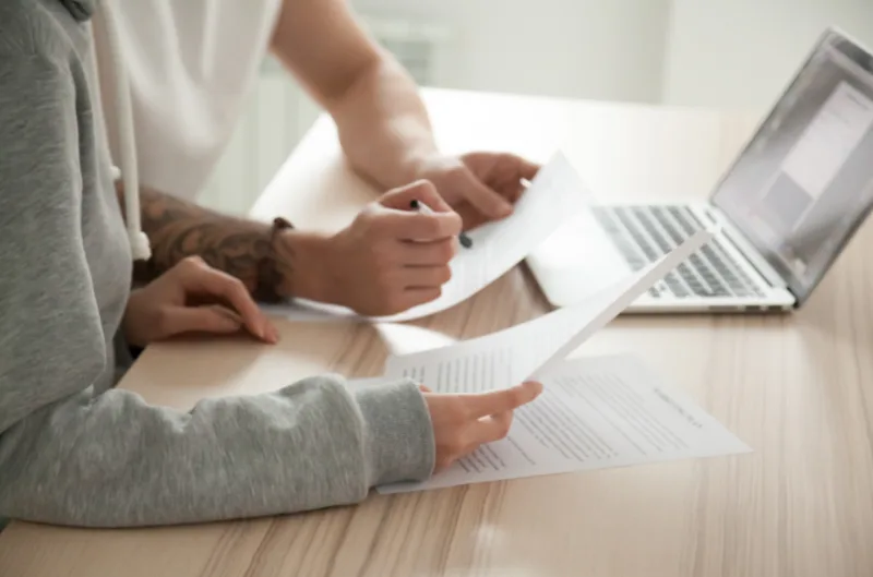 Người mua cần hiểu điều khoản loại trừ, các khoản phí và khả năng giá trị hoàn lại thấp khi chấm dứt sớm