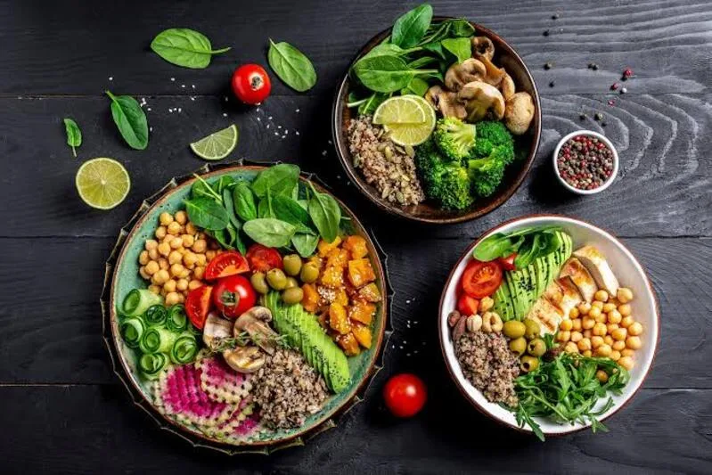 Rau xanh, các loại đậu, cá và ngũ cốc nguyên hạt là những lựa chọn phù hợp trong chế độ ăn cân đối.