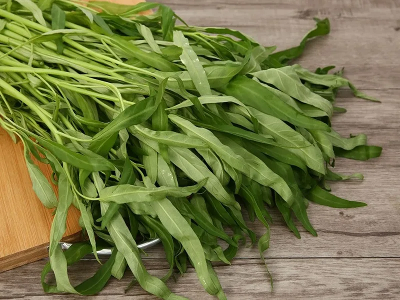 Bí quyết chọn những mớ rau muống ngọn nhỏ, thân cứng cáp để khi luộc đạt độ giòn ngon nhất.