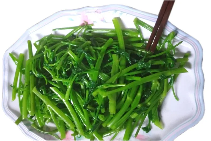 Chuẩn bị sẵn muối hạt và đá viên - hai "vũ khí bí mật" giúp rau muống giữ trọn sắc xanh.
