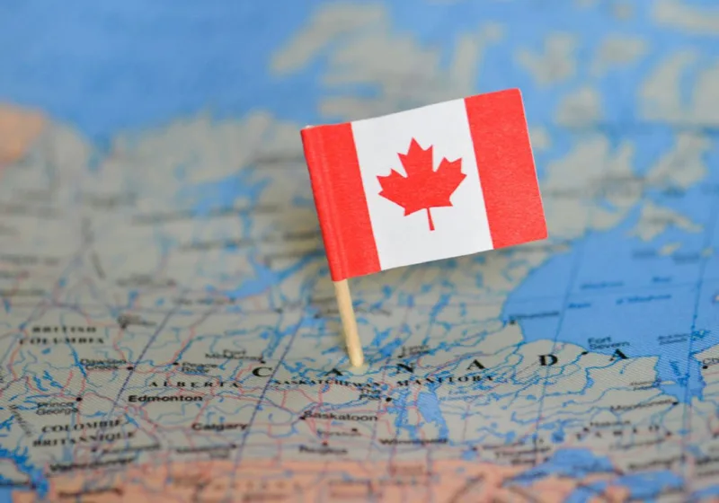 Canada là quốc gia diện tích lớn nhất thứ hai thế giới, nổi bật với hồ nước, rừng tự nhiên và cảnh quan Bắc Cực rộng lớn.