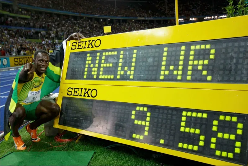 Usain Bolt thiết lập kỷ lục thế giới 100m 9,58 giây và trở thành biểu tượng tốc độ toàn cầu