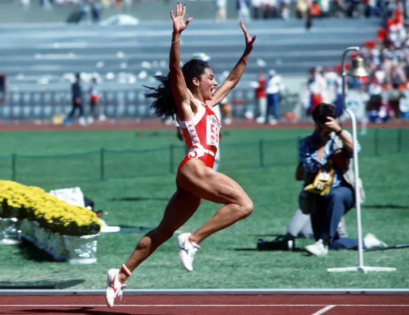 Florence Griffith-Joyner giữ kỷ lục thế giới 100m nữ với thành tích 10,49 giây