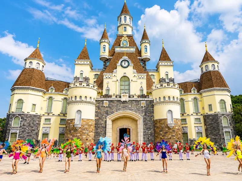VinWonders Nha Trang mang đến nhiều trải nghiệm giải trí từ công viên nước, trò chơi cảm giác mạnh đến các show biểu diễn đặc sắc.