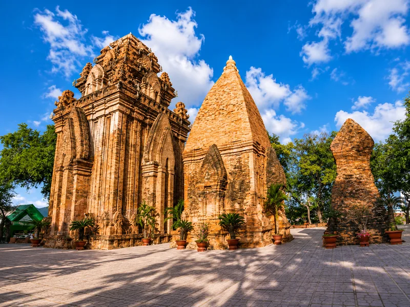 Tháp Bà Ponagar là công trình kiến trúc Chăm nổi bật và cũng là một trong những địa điểm tham quan nổi tiếng tại Nha Trang.