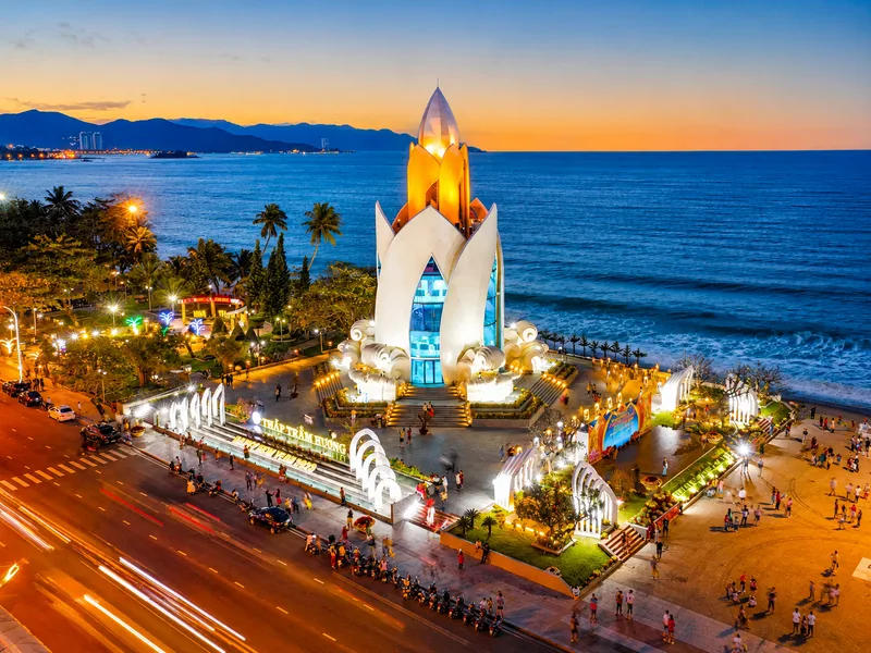 Buổi tối ở Nha Trang thích hợp để dạo biển, thưởng thức hải sản, khám phá khu ăn uống và ngắm thành phố lên đèn.