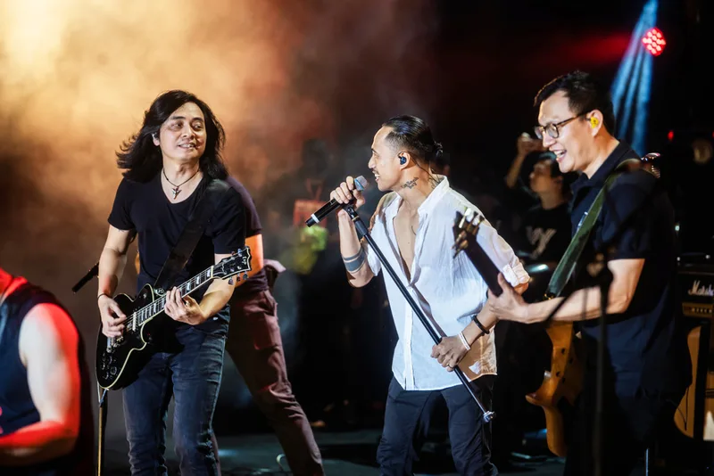Guitar điện, bass, trống và giọng hát mạnh mẽ tạo nên âm thanh đặc trưng của nhạc Rock.