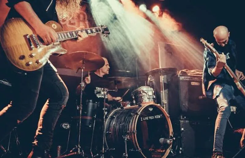 Alternative Rock đề cao thử nghiệm âm thanh và thể hiện những cảm xúc đa dạng, đôi khi gai góc hoặc u tối.