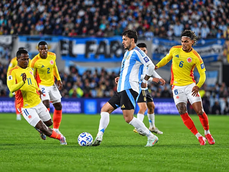 Leandro Paredes điều tiết lối chơi ở vị trí tiền vệ trụ Argentina