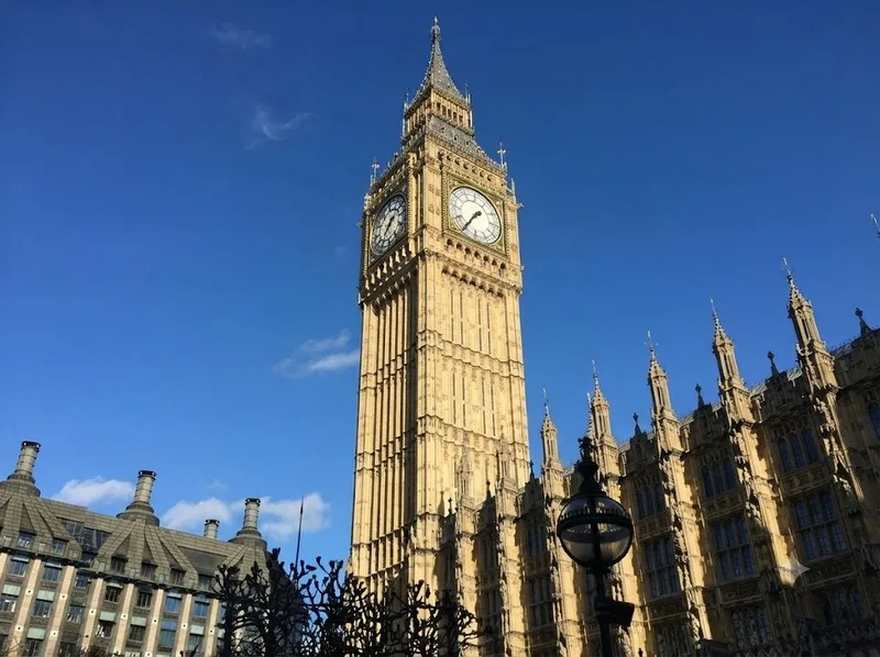 Kiến trúc Gothic Revival đặc trưng của tháp đồng hồ Big Ben