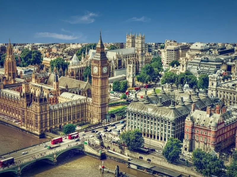 Từ chân tháp đồng hồ Big Ben, du khách có thể quan sát Cung điện Westminster